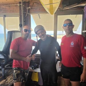 מימין לשמאל: המציל יוסף חרדון, הגולש שחולץ והמציל אליאס תלחמי – גולש ווינג נסחף לעומק הים בחיפה וחולץ בשלום על ידי מצילים בחוף בת גלים 22/5/26 (צילום: המציל יוסי הראל)