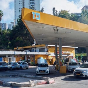 היכל הספורט, רוממה, פיק״א, תחנת דלק, פז, חנות נוחות, yellow, רכבים, מכוניות, תדלוק, מתחם מסחרי, צהוב, חנייה, תנועה, סביבה עירונית