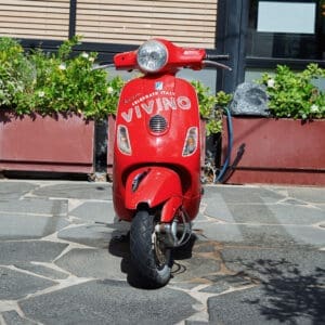 קטנוע, וספה, אדום, רכב דו גלגלי, ויבינו, Vivino, פרסומת, מותג, ריצוף אבן, עציצים, צמחייה, יום, חוץ, חזית, עיצוב, איטליה, סגנון חיים, תרבות, חניה, אופנוע, ויוינו, אוכל איטלקי, פסטה
