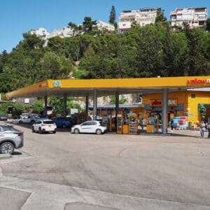היכל הספורט, רוממה, פיק״א, תחנת דלק, פז, חנות נוחות, yellow, רכבים, מכוניות, תדלוק, מתחם מסחרי, צהוב, חנייה, תנועה, סביבה עירונית