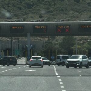 נתיב במנהרות הכרמל נחסם – נהגים נאלצים לחזור נגד כיוון התנועה 23/5/26 (צילום: שי כרמי)