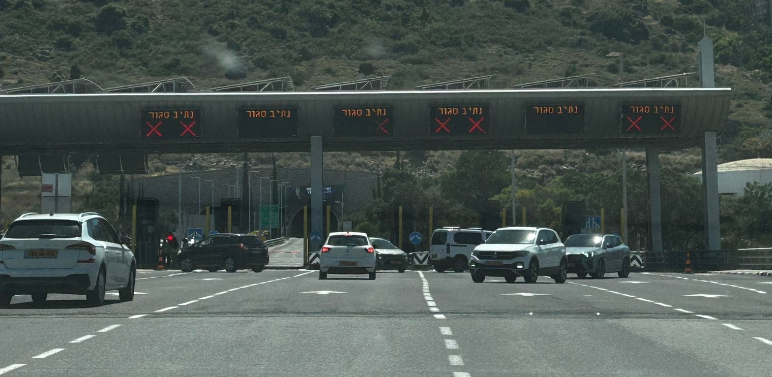 נתיב במנהרות הכרמל נחסם – נהגים נאלצים לחזור נגד כיוון התנועה 23/5/26 (צילום: שי כרמי)