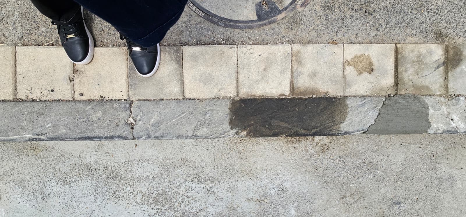 תיקון מדרכה ברחוב עובדיה 37 א (צילום: קוראי חי פה)