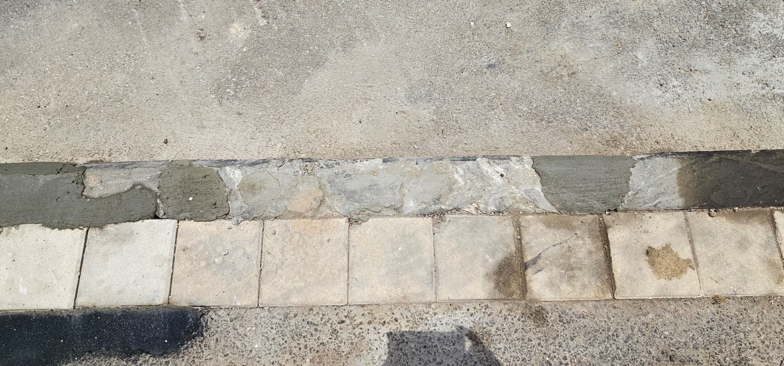 תיקון מדרכה ברחוב עובדיה 37 א (צילום: קוראי חי פה)
