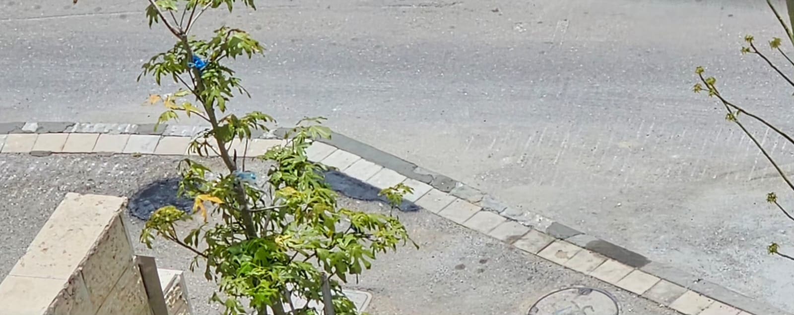תיקון מדרכה ברחוב עובדיה 37 א (צילום: קוראי חי פה)