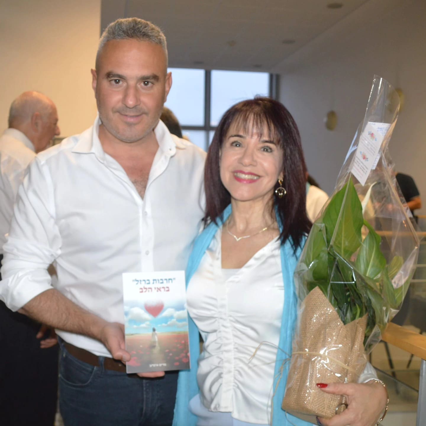 דודו כהן, ראש העיר, טירת כרמל ומרים איפרגן בטקס השקת ספרה "חרבות ברזל בראי הלב" (צילום:שרה איקו)