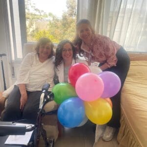 ד"ר מיכל דורון אולק ואינה בריקר ממרפאת רמות רמז, עם המטופלת, לילי שני (צילום: כללית)