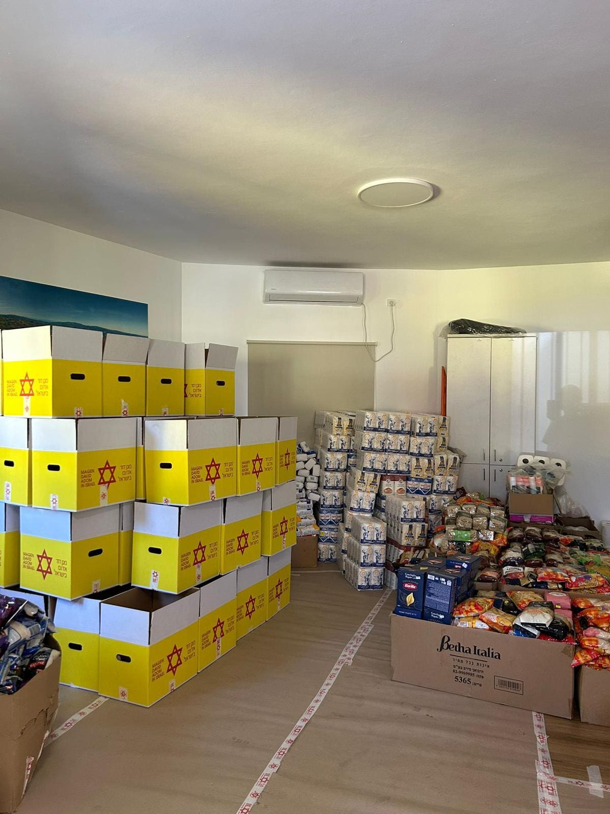 עובדי ומתנדבי מד״א בדלית אל כרמל ועוספיא גייסו מאות סלי מזון לנזקקים 24/5/26 (צילום: דוברות מד״א)