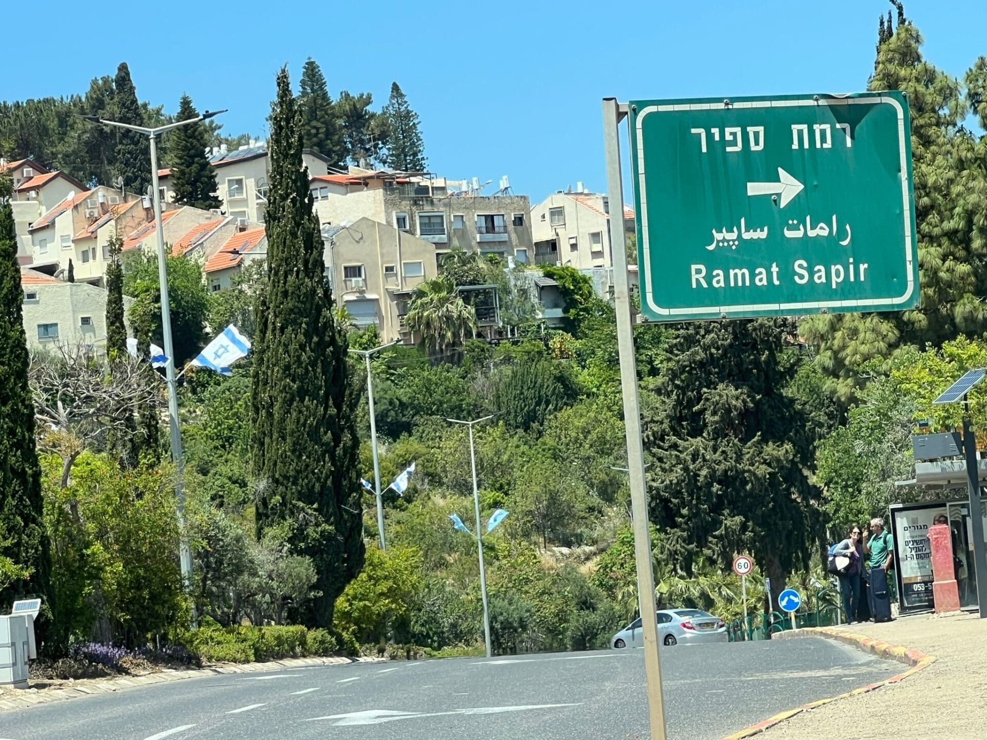 שלט הכוונה לרמות ספיר (דרכה מגיעים לגבעת זמר) ותו לא. (צילום: אורי שרון)