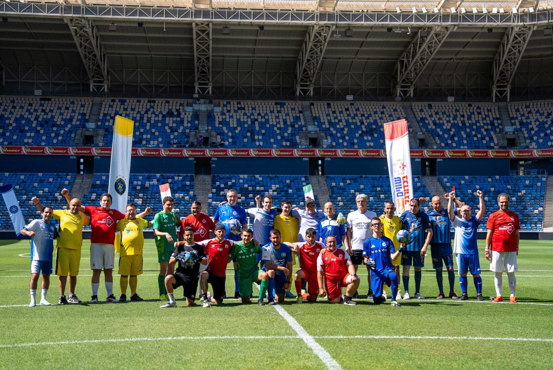 שחקנים עם וללא מוגבלויות קוגניטיביות יחד בטורניר גמר מרגש של ליגת שווים בכדורגל טוטו. קרדיט צילום- capture il