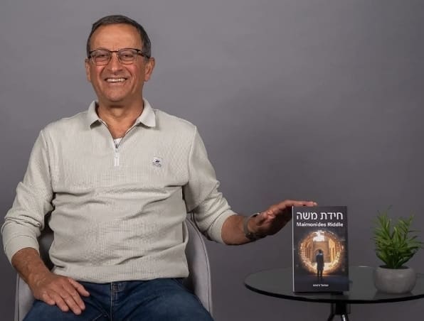 שמואל צ'אושו וספרו החדש (צילום: ספרי ניב)