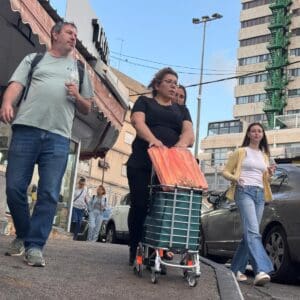 ורד פרן מובילה סיור יין בשוק תלפיות: טעימות, סיפורים ומאכלים בין הדוכנים 26/5/26 (צילום: ירון כרמי)
