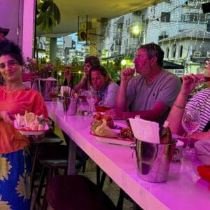 משי מזרחי מנהלת את המסעדה פו 26 – סיור יין חדש בשוק תלפיות: טעימות, סיפורים ומאכלים בין הדוכנים – 26/5/26 (צילום: ירון כרמי)