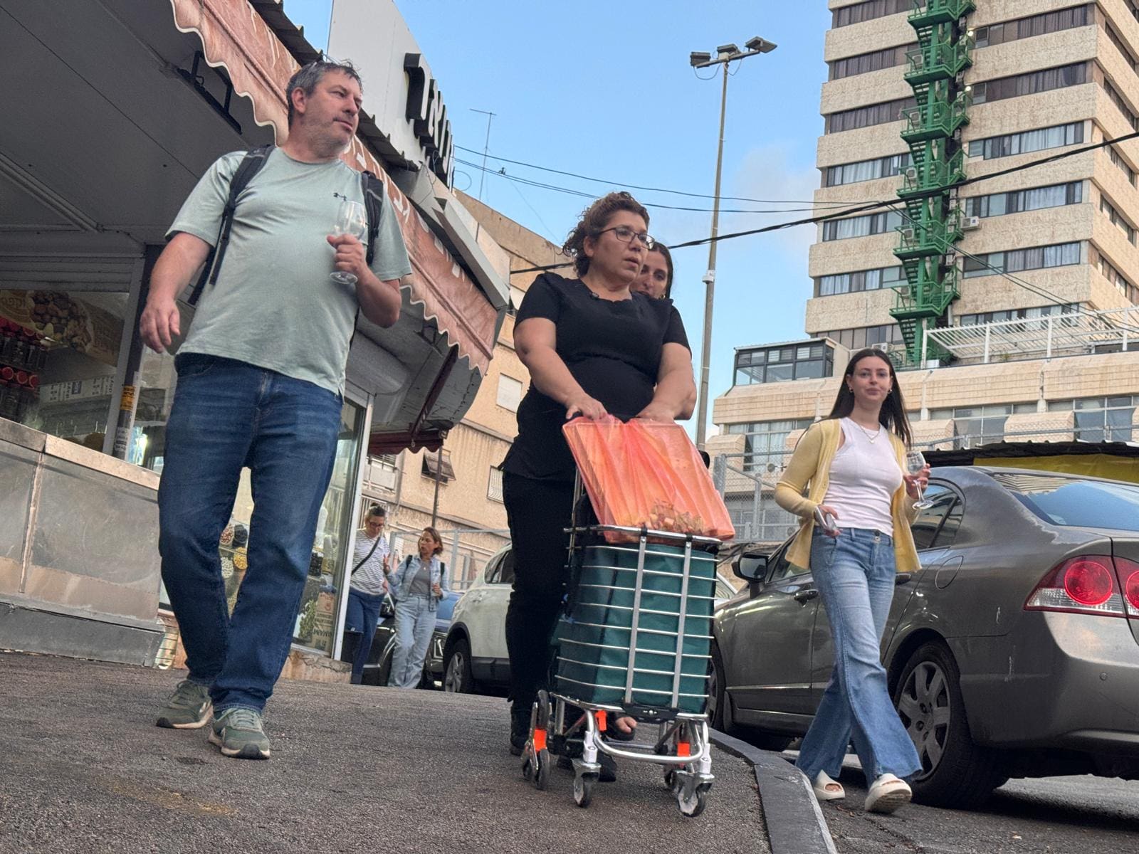 ורד פרן מובילה סיור יין בשוק תלפיות: טעימות, סיפורים ומאכלים בין הדוכנים 26/5/26 (צילום: ירון כרמי)