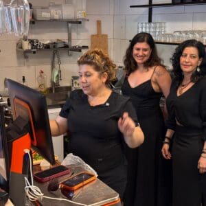 סיור יין חדש בשוק תלפיות: טעימות, סיפורים ומאכלים בין הדוכנים – ורד פרן מתמקמת מאחורי הדלפק במעדניית השועל והכרם 26/5/26