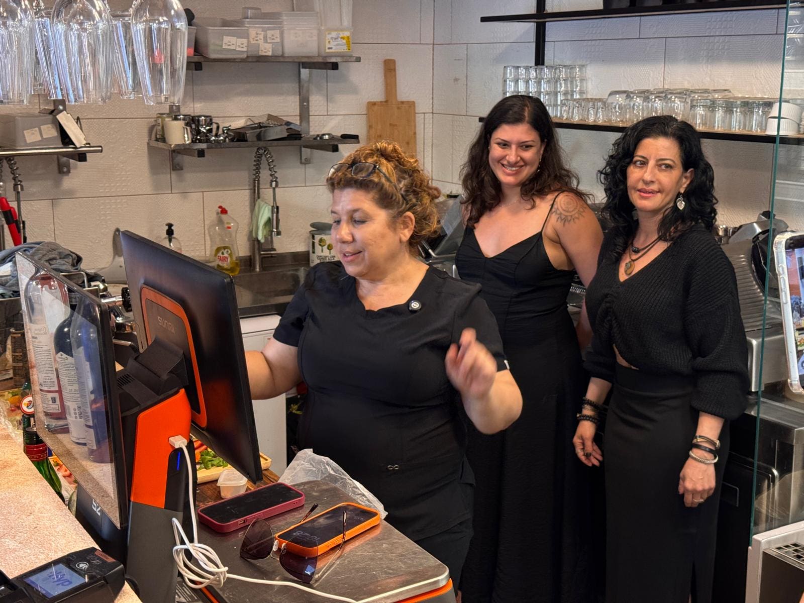סיור יין חדש בשוק תלפיות: טעימות, סיפורים ומאכלים בין הדוכנים - ורד פרן מתמקמת מאחורי הדלפק במעדניית השועל והכרם 26/5/26