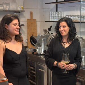 מור חגי ויעלה ראובני הן אם ובת המנהלות את המעדניה ״השועל והכרם״ 26/5/26 – סיור יין חדש בשוק תלפיות: טעימות, סיפורים ומאכלים בין הדוכנים (צילום: ירון כרמי)