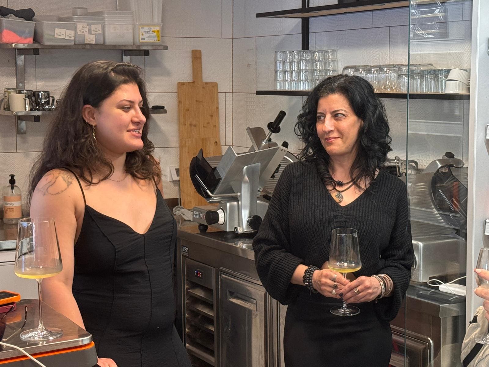 מור חגי ויעלה ראובני הן אם ובת המנהלות את המעדניה ״השועל והכרם״ 26/5/26 - סיור יין חדש בשוק תלפיות: טעימות, סיפורים ומאכלים בין הדוכנים (צילום: ירון כרמי)