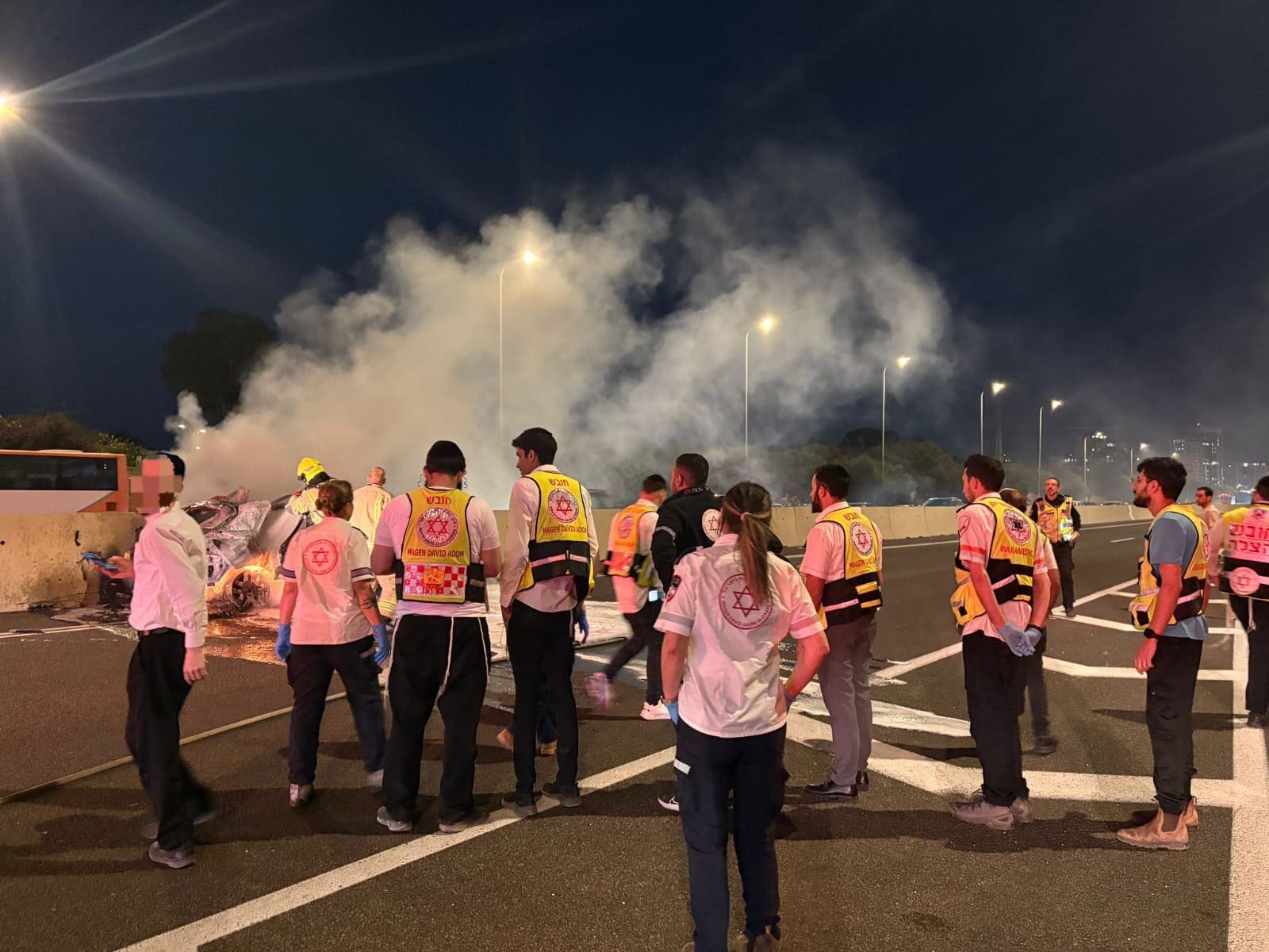 גבר נהרג לאחר שרכב התפוצץ ועלה באש בכביש 2 סמוך לאור עקיבא 26/5/26 (צילום: מד״א)