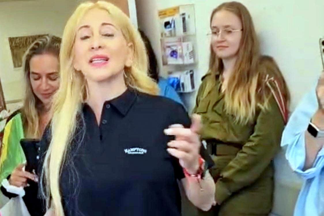 מרגש: הזמרת החיפאית הילה הררי שימחה חיילים פצועים ברמב"ם (צילום: שלומי סמוכה).