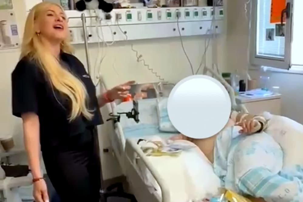 מרגש: הזמרת החיפאית הילה הררי שימחה חיילים פצועים ברמב"ם (צילום: שלומי סמוכה).
