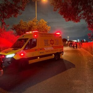 גבר נמשה מהמים ומותו נקבע ברחוב החרמש בחיפה 27/5/26 (צילום: תיעוד מבצעי מד״א)