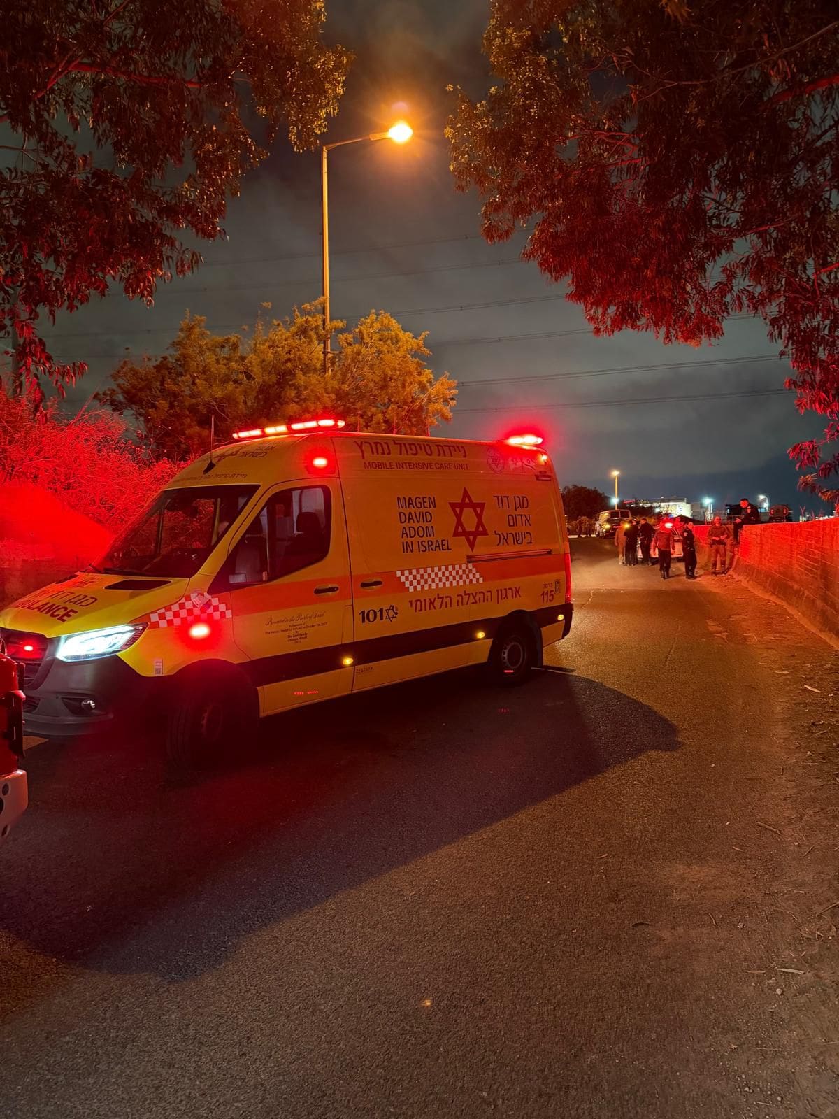 גבר נמשה מהמים ומותו נקבע ברחוב החרמש בחיפה 27/5/26 (צילום: תיעוד מבצעי מד״א)
