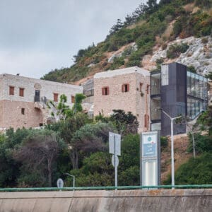 מערה, אתר קדוש, חיפה, מבנה אבן, הר הכרמל, חלון, קשתות, תאורה, היסטוריה, דת, תפילה, תיירות, אספלט, עמודי תאורה, אדריכלות