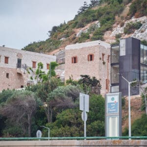 מערה, אתר קדוש, חיפה, מבנה אבן, הר הכרמל, חלון, קשתות, תאורה, היסטוריה, דת, תפילה, תיירות, אספלט, עמודי תאורה, אדריכלות