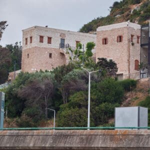 מערה, אתר קדוש, חיפה, מבנה אבן, הר הכרמל, חלון, קשתות, תאורה, היסטוריה, דת, תפילה, תיירות, אספלט, עמודי תאורה, אדריכלות