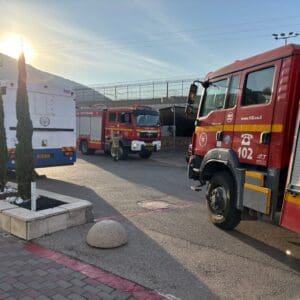 שריפה פרצה בבית המעצר קישון – שני אגפים פונו, אין נפגעים 27/5/26 (צילום: כבאות והצלה לישראל)
