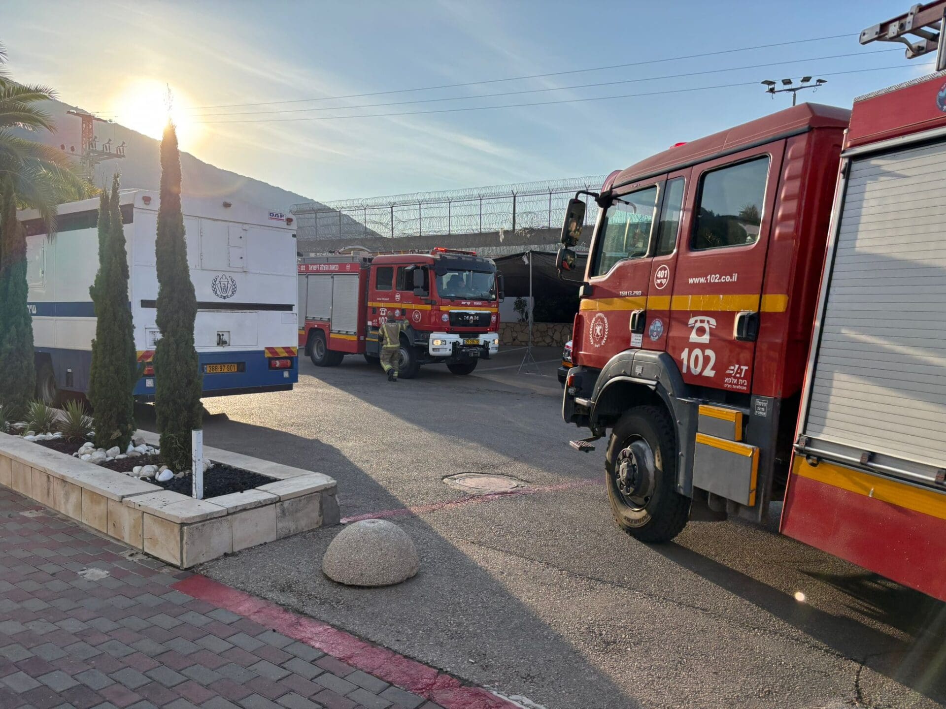 שריפה פרצה בבית המעצר קישון – שני אגפים פונו, אין נפגעים 27/5/26 (צילום: כבאות והצלה לישראל)