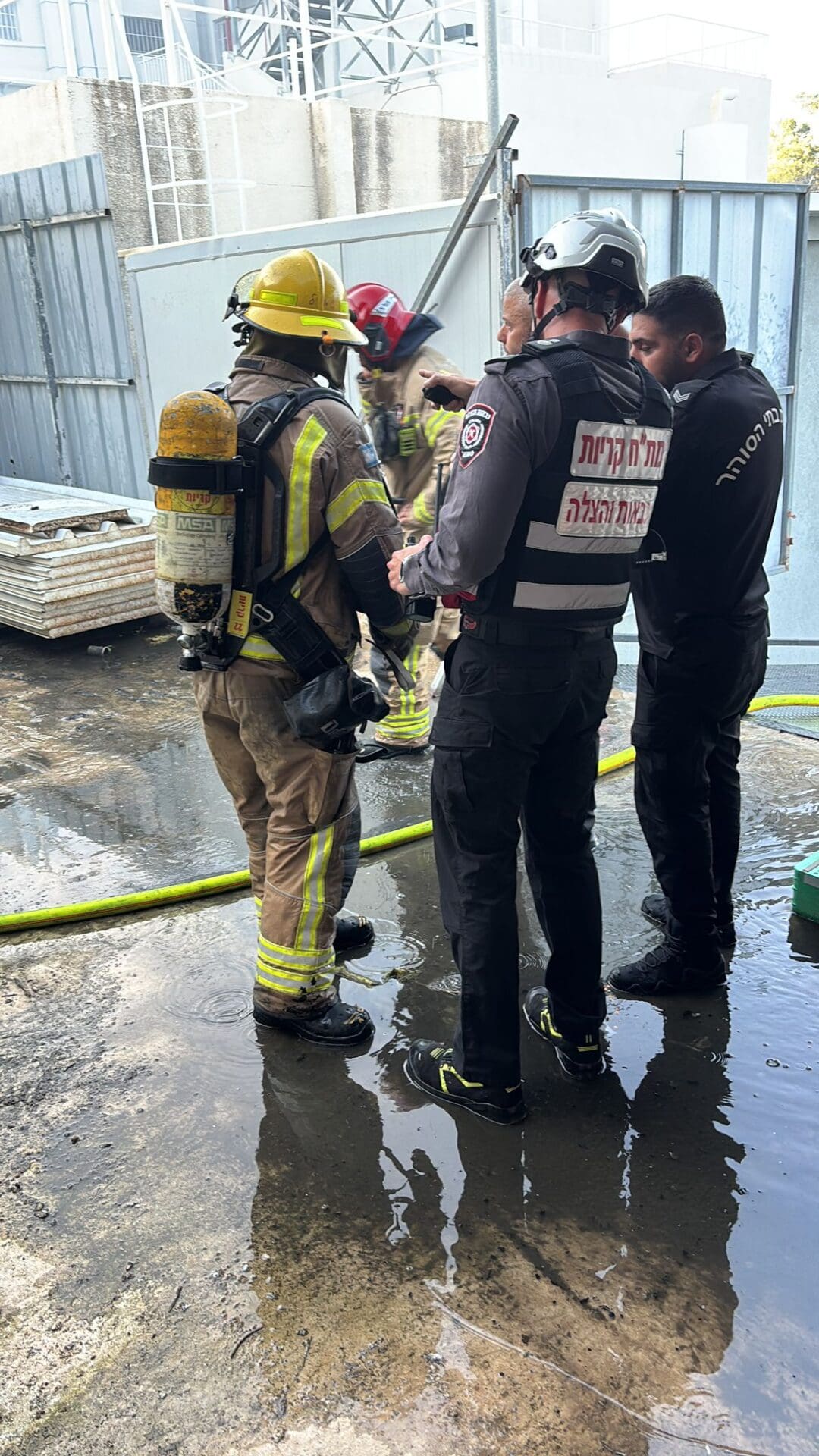 שריפה פרצה בבית המעצר קישון – שני אגפים פונו, אין נפגעים 27/5/26 (צילום: כבאות והצלה לישראל)