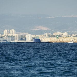 צוללת, דולפין, חיל הים, צבא, צהל, מעמקים, כלי שיט, צבאי, ביטחון, הגנה, אסטרטגיה, שייטת 7, הפלגה, אופק, מים, שמיים, כחול, חשאיות, צלילה, סיור, אבטחה, כוח, הרתעה