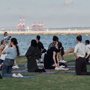 ים, יוגה, חוף, בת גלים, חיפה, אימון, כושר, בריאות, ספורט, שלווה, חול, גלים, אופק, תרגול, פילאטיס, נשים, גברים, שמיים, שמש, אוויר פתוח, פעילות, פנאי, מתיחות