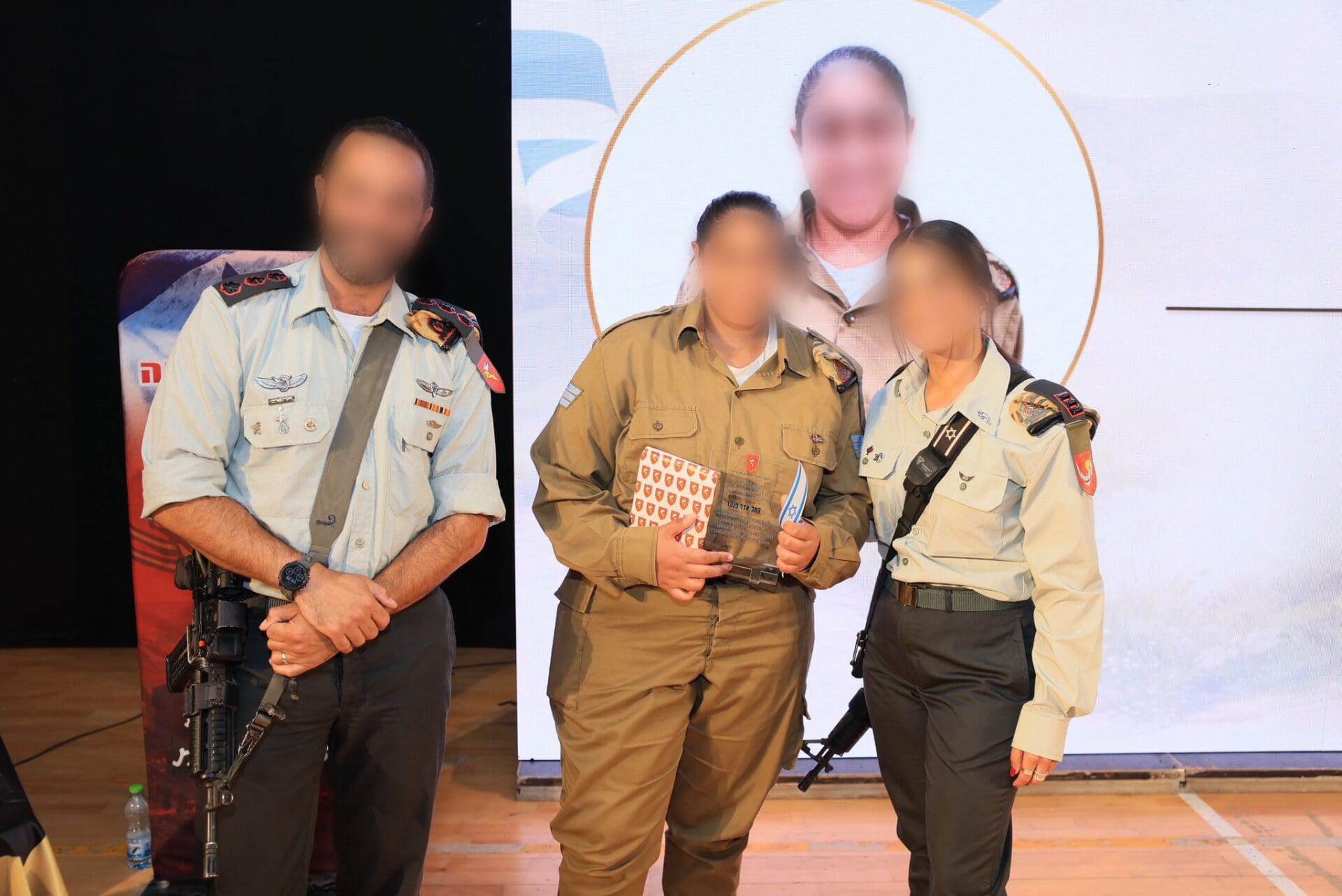 חיילת מקריית ביאליק הצטיינה כמפקד חטיבת הבקעה והעמקים 28/5/26 (צילום: דובר צה״ל)