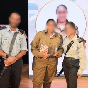 חיילת מקריית ביאליק הצטיינה כמפקד חטיבת הבקעה והעמקים 28/5/26 (צילום: דובר צה״ל)