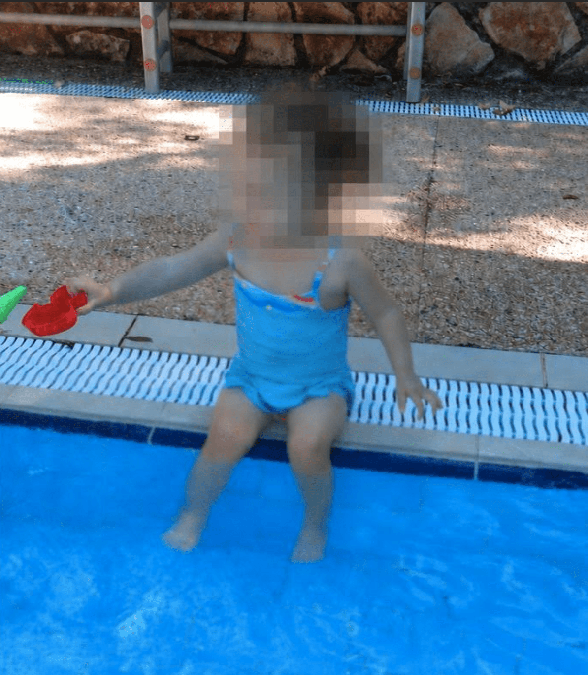 נועה (שם בדוי), שממתינה כבר שנה למשפחת אומנה. מצורפת גם תמונה מטושטשת שלה. קרדיט: צילום פרטי
