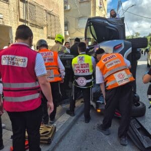 רכב התהפך בחיפה: נהג כבן 75 חולץ כשהוא פצוע קל – דוברות כבאות והצלה לישראל | מחוז חוף 28/5/26 (צילום: כבאות והצלה לישראל)