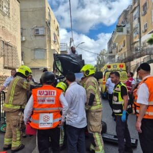 רכב התהפך בחיפה: נהג כבן 75 חולץ כשהוא פצוע קל – דוברות כבאות והצלה לישראל | מחוז חוף 28/5/26 (צילום: כבאות והצלה לישראל)