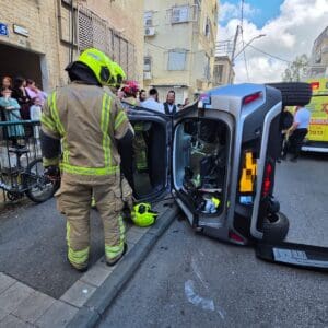 רכב התהפך בחיפה: נהג כבן 75 חולץ כשהוא פצוע קל – דוברות כבאות והצלה לישראל | מחוז חוף 28/5/26 (צילום: כבאות והצלה לישראל)