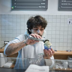 גלידה, בוזה, שוק, תלפיות, חיפה, שלט, חלון, דלפק, מקרר, שירות, רחוב, סינר, עובדים, לקוחות, קנייה, שירות, גביע גלידה, כדור, גלידרייה, גלידריה