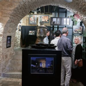 תערוכה, צילומים, תמונות, מסגרות, קיר, אבן, תצוגה, גלריה, אמנות, מוזיאוןצילום רחוב,אוצרות, תרבות,