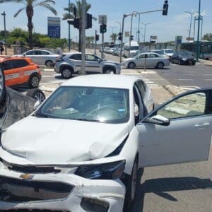 תאונת דרכים בקריית ים: רכב התהפך, שלושה נפצעו 31/5/26 (צילום: איחוד הצלה)