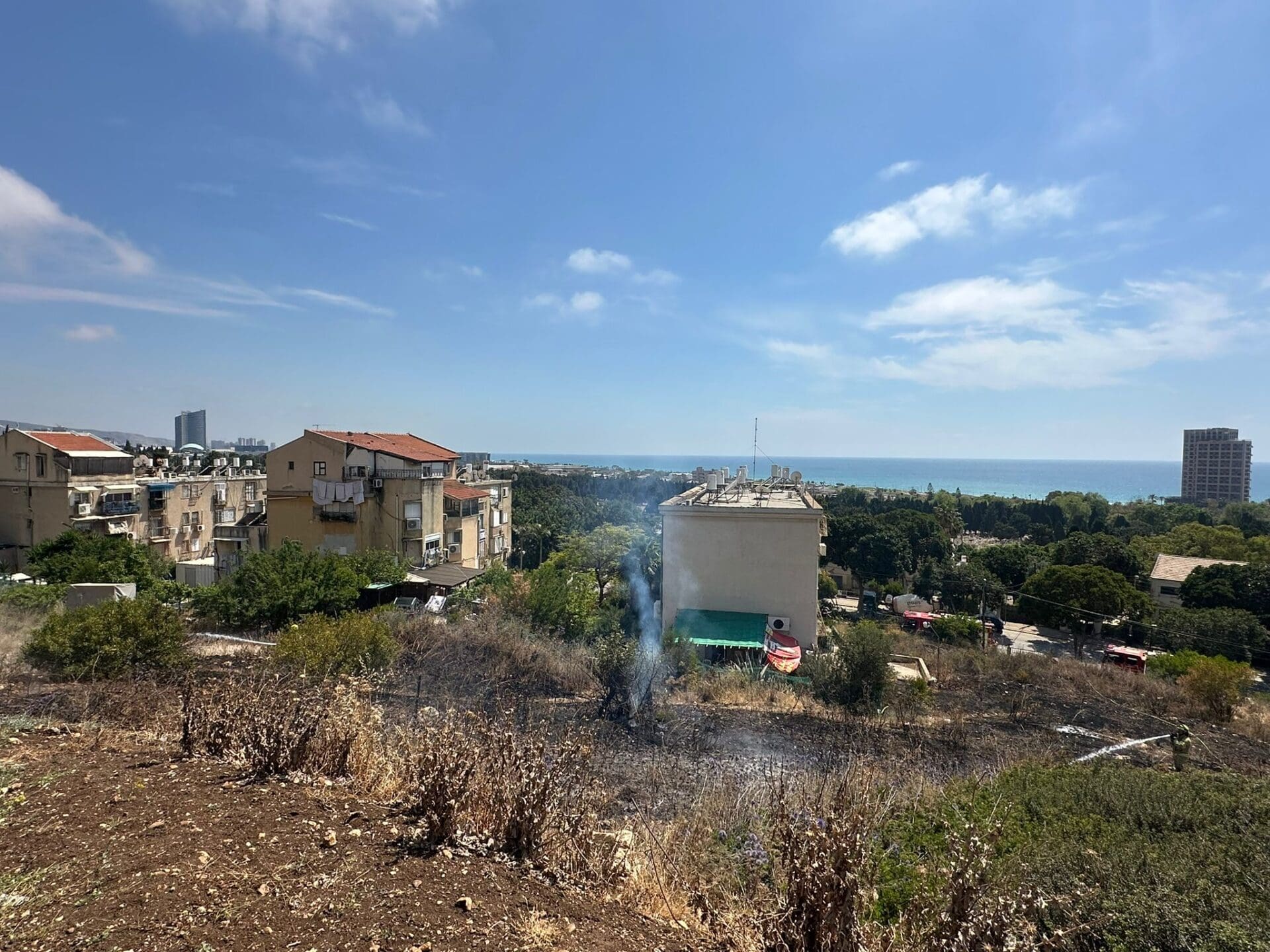 שריפה בשטח פתוח בשכונת נווה דוד בחיפה איימה על מבנים סמוכים - דוברות כבאות והצלה לישראל | מחוז חוף 31/5/26 (צילום: כבאות והצלה לישראל)