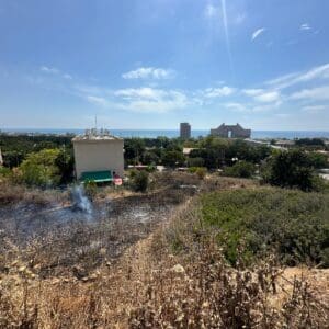 שרפה בשטח פתוח בחיפה: לוחמי האש מנעו התפשטות למבנים – דוברות כבאות והצלה לישראל | מחוז חוף 31/5/26 (צילום: דוברות עיריית חיפה)