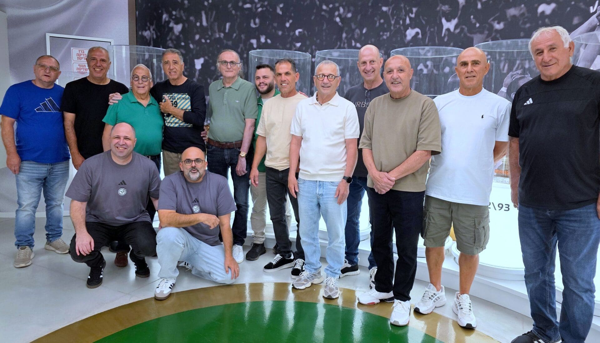 אחרי 42 שנה: מגן אליפות 1983/4 האבוד של מכבי חיפה נמצא בשוק הפשפשים בחיפה (צילום: מכבי חיפה, האתר הרישמי).