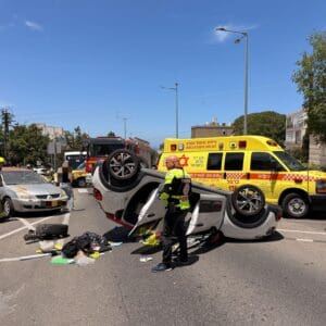 רכב התהפך ברחוב אילנות בחיפה – אישה בת 73 נפצעה 3/6/26 (צילום: תיעוד מבצעי מד״א)