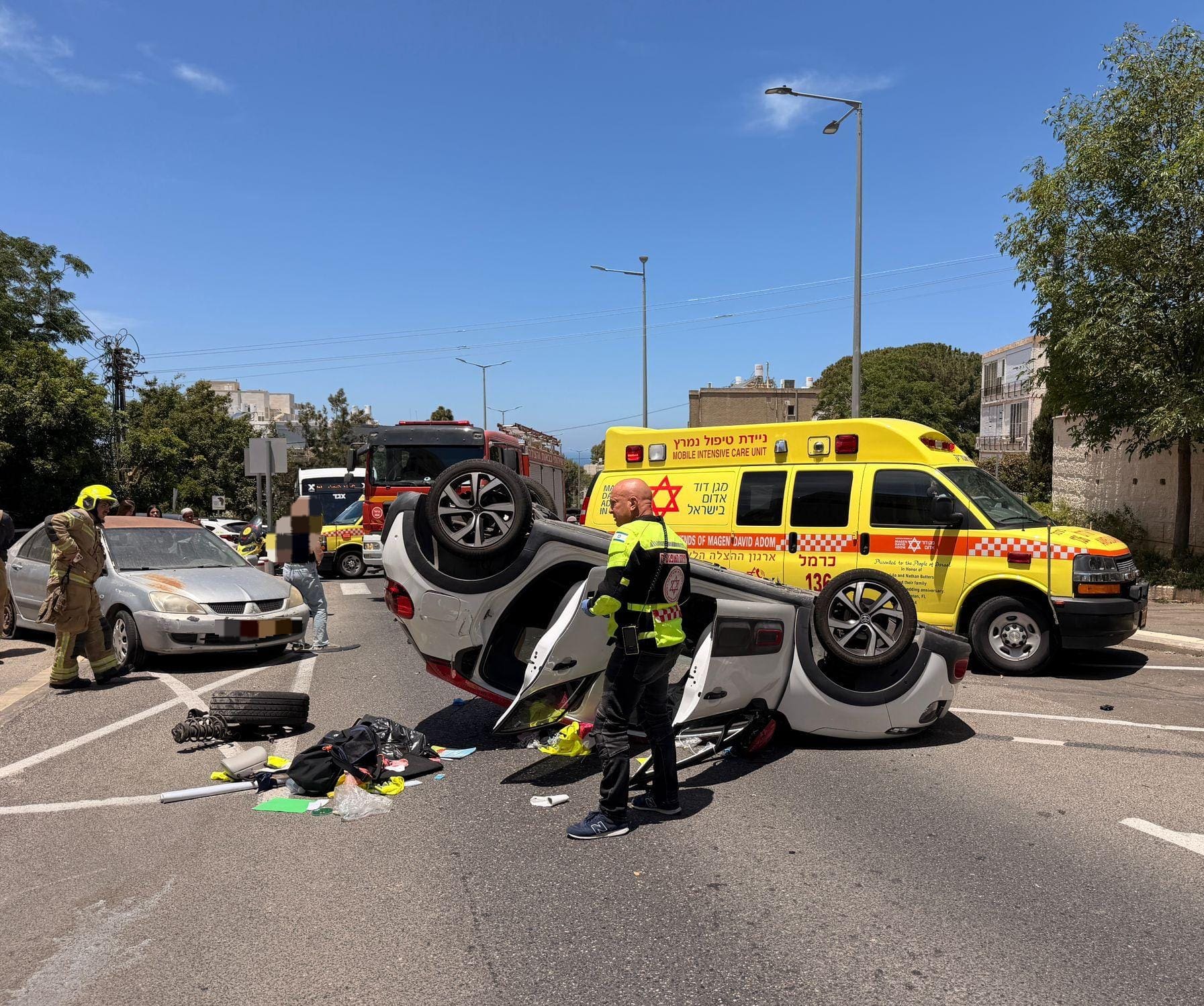 רכב התהפך ברחוב אילנות בחיפה – אישה בת 73 נפצעה 3/6/26 (צילום: תיעוד מבצעי מד״א)