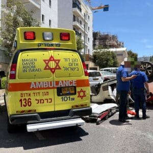 רכב התהפך ברחוב אילנות בחיפה – אישה בת 73 נפצעה 3/6/26 (צילום: תיעוד מבצעי מד״א)